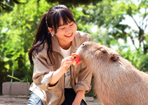 犬を抱きしめている写真