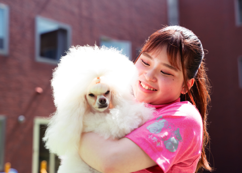 犬を抱きしめている写真